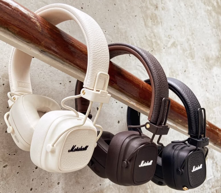 Різні кольори бездротових навушників лінійки Marshall Major V